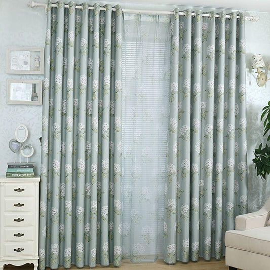 Rideau décoratif à motifs floraux subtils, idéal pour embellir votre salon ou chambre. Offrant une touche élégante et moderne, ce rideau avec œillets s'intègre parfaitement à tout style d'intérieur. Solution parfaite pour réguler la luminosité tout en apportant une décoration sophistiquée.