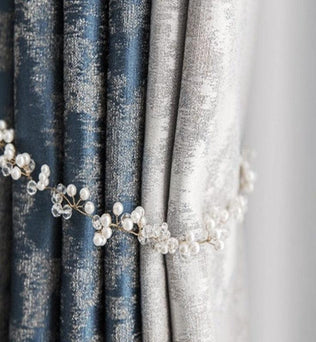Rideaux élégants en deux tons bleu et gris clair, ornés d'un embrasse décorative avec des perles et cristaux, ajoutant une touche de sophistication à votre intérieur. Idéal pour salon ou chambre, ce style chic rehaussera votre décoration avec raffinement. Optimisation de l'espace avec une ambiance chaleureuse et accueillante.