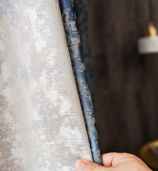 Rideaux élégants avec motifs texturés en blanc et bleu, parfaits pour ajouter une touche sophistiquée à votre intérieur. Accessoire idéal pour décorer le salon ou la chambre, ces rideaux apportent style et élégance tout en filtrant subtilement la lumière extérieure.