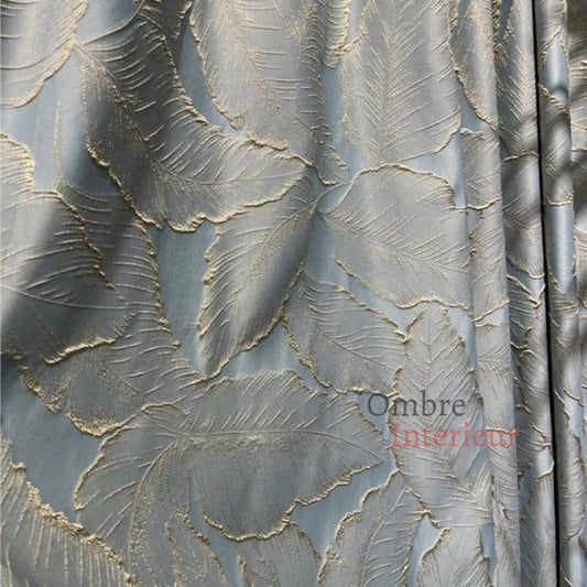 Rideau brodé élégant avec motif de feuilles dorées sur fond bleu gris, idéal pour un salon raffiné. Tissu de haute qualité, parfait pour ajouter une touche de luxe et de chaleur à votre intérieur.