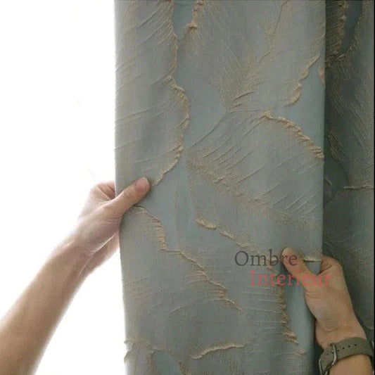 Rideau élégant en tissu texturé beige avec motifs dorés, idéal pour la décoration intérieure moderne. Matériau de haute qualité qui bloque la lumière tout en ajoutant une touche de sophistication à votre salon ou chambre. Parfait pour créer une ambiance chaleureuse et accueillante.