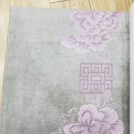 Image d'un rideau élégant en tissu gris avec un motif floral rose délicat et un design géométrique, idéal pour ajouter une touche raffinée et contemporaine à votre décoration intérieure. Ce rideau de haute qualité est parfait pour les salons modernes et les chambres à coucher, offrant une esthétique apaisante et sophistiquée.