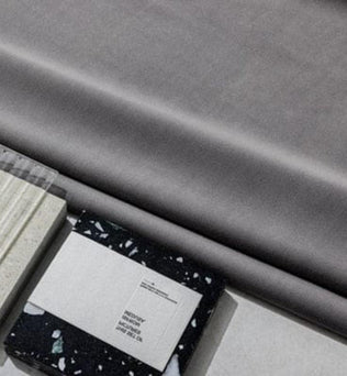 Image montrant une surface grise élégante accompagnée d'échantillons de matériaux modernes. Idéal pour la décoration intérieure contemporaine, cet ensemble reflète un style sophistiqué et minimaliste. Convient parfaitement aux projets d'architecture d'intérieur nécessitant une touche de raffinement.