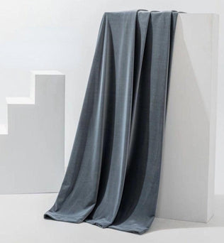 Rideau élégant de couleur grise anthracite suspendu sur un support moderne, idéal pour ajouter une touche sophistiquée à votre intérieur. Ce rideau offre une solution esthétique pour le salon ou la chambre, mettant en valeur une décoration contemporaine.