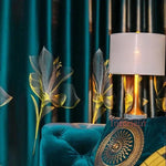 Rideau élégant en velours bleu avec motif floral jaune, parfait pour une décoration intérieure moderne et sophistiquée. Ce rideau luxueux ajoute une touche de charme et d'élégance à votre salon ou chambre, tout en offrant une ambiance chaleureuse et accueillante. Idéal pour ceux qui recherchent à la fois l'esthétique et la fonctionnalité.