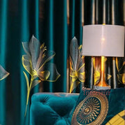 rideaux opaques motifs floraux bleu foncé blanc jaune doré plissés modernes