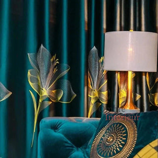 rideaux opaques motifs floraux bleu foncé blanc jaune doré plissés modernes