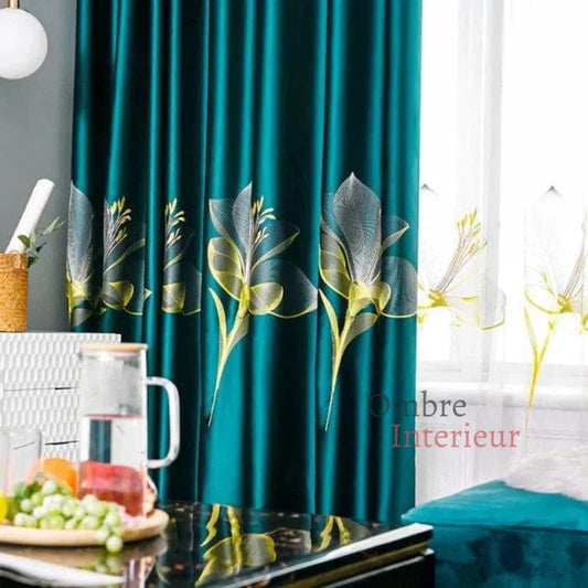 Rideau décoratif en satin bleu avec motifs floraux élégants, idéal pour ajouter une touche de sophistication à votre intérieur. Parfait pour le salon ou la chambre à coucher, ce rideau allie style et intimité, tout en laissant filtrer subtilement la lumière. Accessoire de maison tendance pour une décoration chic et moderne.