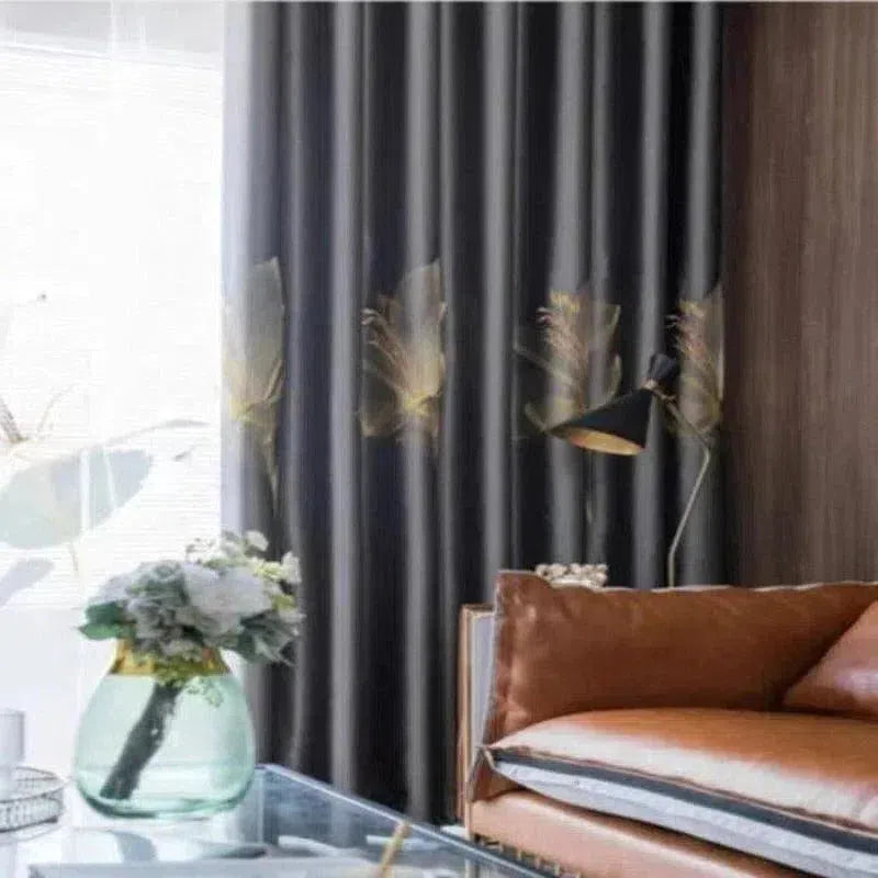Rideau d'intérieur élégant dans un salon moderne avec un motif floral discret. Le rideau sombre offre une ambiance chaleureuse, assorti à un canapé en cuir marron. Idéal pour ajouter une touche sophistiquée à votre décoration intérieure avec des détails fins et un design contemporain.