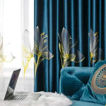 Rideau en velours bleu foncé avec motifs floraux dorés et blancs, idéal pour une décoration intérieure élégante. Ce rideau luxueux apporte une touche sophistiquée à votre salon ou chambre, combinant parfaitement avec des meubles modernes. Offrant à la fois intimité et style, il est un choix parfait pour ceux qui recherchent un design unique et raffiné.