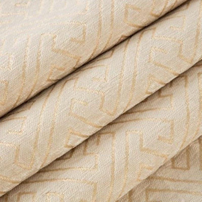 Image de rideau beige avec un motif géométrique en relief. Ce rideau élégant ajoute une touche de sophistication à votre intérieur, idéal pour le salon ou la chambre. Sa teinte douce s'harmonise facilement avec différents styles de décoration. Parfait pour créer une ambiance chaleureuse et accueillante.