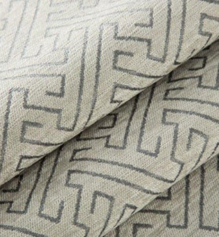 Rideau design avec motifs géométriques modernes gris, élégant pour salon ou chambre, idéal pour une décoration intérieure contemporaine.