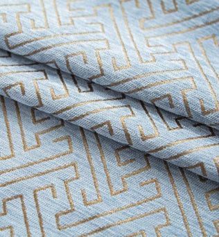 Rideau élégant avec motif géométrique doré sur fond bleu clair, idéal pour une décoration intérieure moderne et sophistiquée. Parfait pour ajouter une touche de style et de raffinement à votre salon ou chambre.