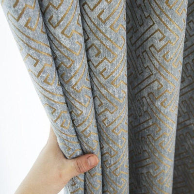 Rideau à motif géométrique gris et doré, parfait pour une décoration intérieure moderne et élégante. Accessoire idéal pour habiller vos fenêtres avec style et sophistication.