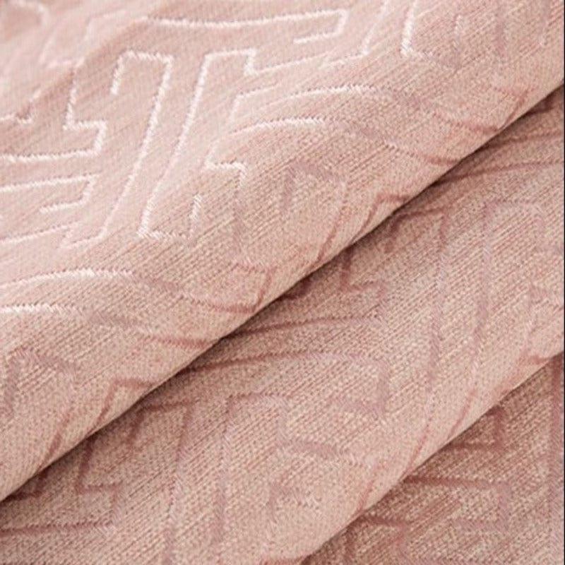 Rideau design aux motifs géométriques rose clair, idéal pour ajouter une touche élégante et moderne à votre intérieur. Convenant aux salons, chambres ou bureaux, ce rideau combine style et fonctionnalité pour optimiser votre décoration intérieure.