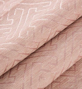 Rideau design aux motifs géométriques rose clair, idéal pour ajouter une touche élégante et moderne à votre intérieur. Convenant aux salons, chambres ou bureaux, ce rideau combine style et fonctionnalité pour optimiser votre décoration intérieure.