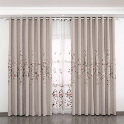 Rideau beige brodé floral, élégant et décoratif pour salon. Ce rideau occultant avec motifs floraux offre une touche sophistiquée à votre intérieur, tout en assurant intimité et confort. Parfait pour une décoration moderne et chaleureuse.