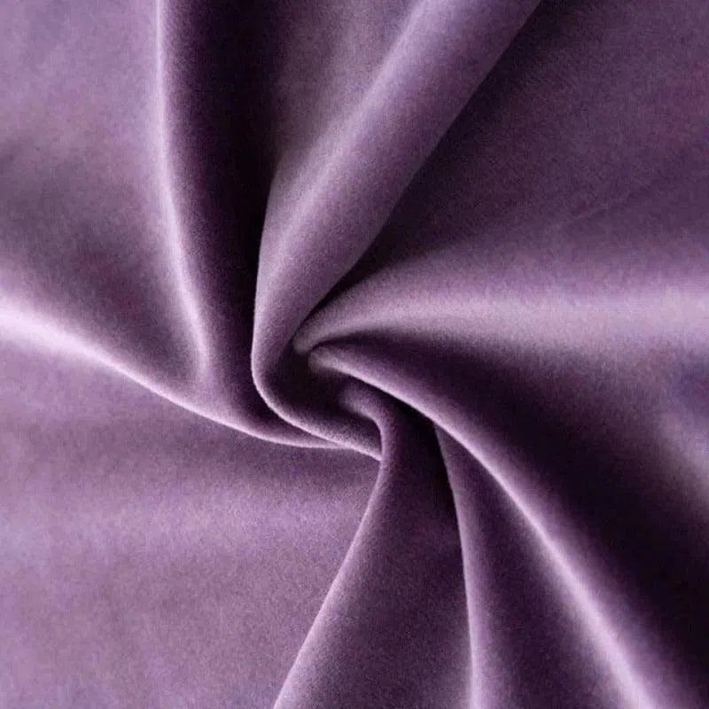 Riche tissu de rideau en velours violet, idéal pour ajouter une touche élégante et sophistiquée à votre intérieur. Le matériau doux et luxueux de ce rideau violet profond offre une opacité parfaite pour l'intimité et la protection contre la lumière, tout en améliorant la décoration de votre salon ou chambre. Parfait pour les décors contemporains ou classiques.