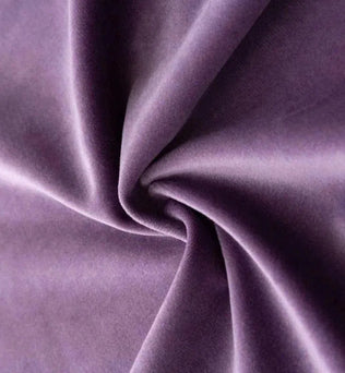 Riche tissu de rideau en velours violet, idéal pour ajouter une touche élégante et sophistiquée à votre intérieur. Le matériau doux et luxueux de ce rideau violet profond offre une opacité parfaite pour l'intimité et la protection contre la lumière, tout en améliorant la décoration de votre salon ou chambre. Parfait pour les décors contemporains ou classiques.