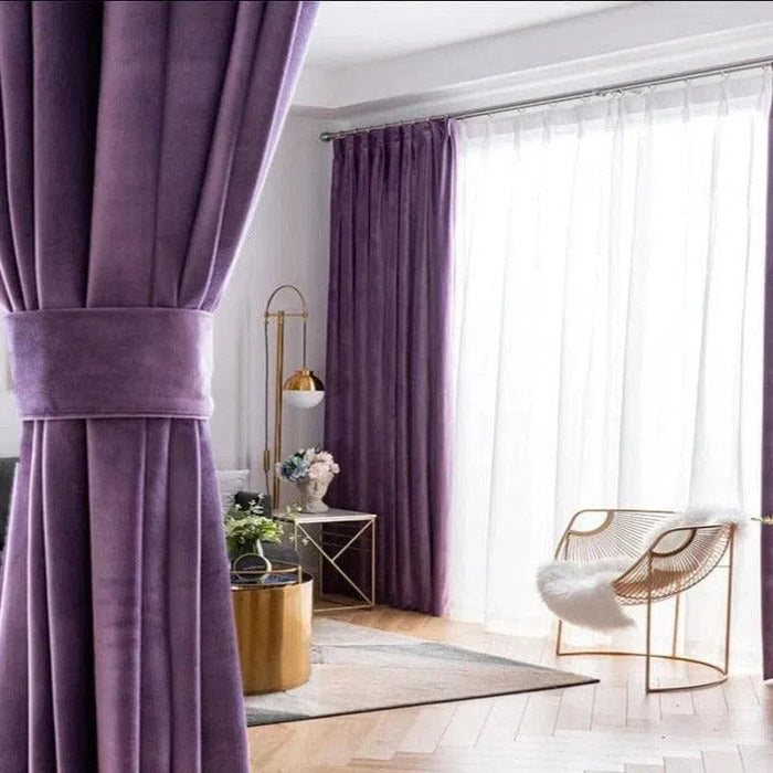 Rideau en velours violet élégant, idéal pour le salon ou la chambre. Ce rideau offre une touche de sophistication avec sa texture douce et sa capacité à tamiser la lumière. Parfait pour un intérieur moderne et chic, il s'associe harmonieusement avec divers styles de décoration. Ajoutez une ambiance chaleureuse et accueillante à votre espace avec ce rideau de qualité supérieure.