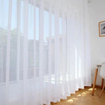 Rideau translucide blanc pour salon avec lumière naturelle, idéal pour une décoration moderne et élégante. Rideau en voile léger, parfait pour filtrer la lumière du soleil tout en préservant l'intimité. Ajoutez une touche sophistiquée à votre intérieur avec ce rideau épuré.