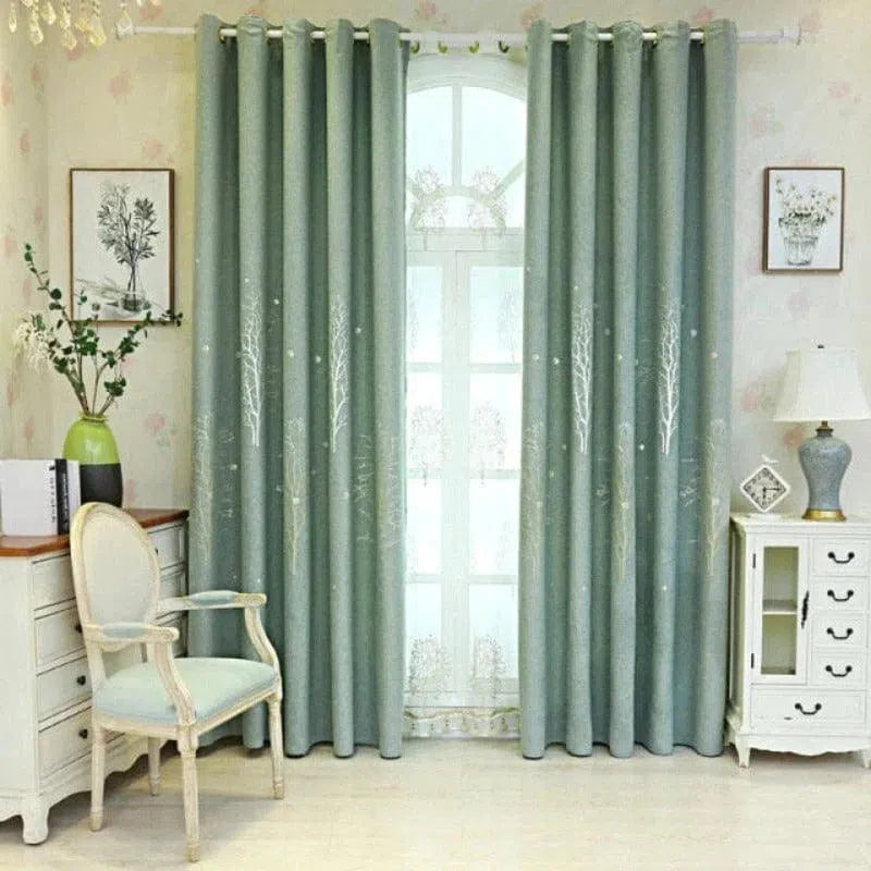 Rideaux élégants vert doux pour salon, avec motifs arbres, parfaits pour une décoration intérieure raffinée et apaisante. Design moderne avec œillets pour installation facile. Idéal pour créer une ambiance cosy et lumineuse dans votre maison.