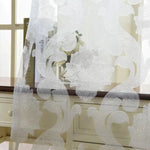 Rideau transparent avec motifs floraux élégants, idéal pour ajouter une touche de sophistication à votre intérieur. Ce voilage décoratif laisse entrer la lumière naturelle tout en préservant votre intimité, parfait pour le salon ou la chambre. Accessoire incontournable pour une décoration moderne et chic.