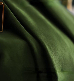 Drapé élégant vert foncé avec cadre doré minimaliste, idéal pour une décoration intérieure sophistiquée et moderne.