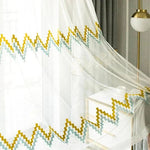 Voilage translucide avec motif géométrique coloré pour salon. Rideau moderne et élégant avec design en zigzag jaune et turquoise. Parfait pour ajouter une touche stylée à votre décoration intérieure tout en laissant passer la lumière naturelle. Idéal pour chambres et salons contemporains. Accessoire décoratif et fonctionnel pour fenêtre.