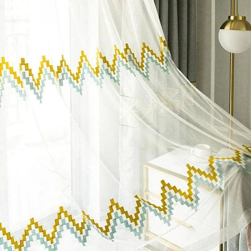 Voilage translucide avec motif géométrique coloré pour salon. Rideau moderne et élégant avec design en zigzag jaune et turquoise. Parfait pour ajouter une touche stylée à votre décoration intérieure tout en laissant passer la lumière naturelle. Idéal pour chambres et salons contemporains. Accessoire décoratif et fonctionnel pour fenêtre.