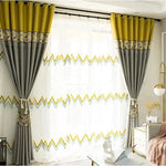 Rideaux modernes avec motifs géométriques pour décoration intérieure, combinaison de couleurs jaune et gris, conçus pour illuminer et moderniser un salon ou une chambre. Design élégant et contemporain, idéal pour apporter une touche de style à tout espace de vie. Parfaits pour filtrer la lumière tout en ajoutant une touche décorative.