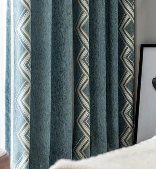 Rideaux élégants avec motif géométrique bleu et beige, parfaits pour ajouter une touche moderne et sophistiquée à votre décoration intérieure. Idéaux pour le salon ou la chambre, ces rideaux offrent une excellente combinaison de style et de fonctionnalité.