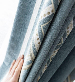 Rideau bleu clair avec motifs géométriques, offrant une touche d'élégance à votre intérieur. Idéal pour un salon moderne ou une chambre apaisante, ce rideau ajoute style et intimité à vos espaces.