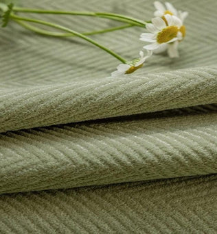 Plaid doux et confortable de couleur verte, parfait pour ajouter une touche de chaleur et d'élégance à votre intérieur. Ce textile élégant s'intègre harmonieusement dans tout style de décoration. L'accessoire idéal pour se détendre et créer une atmosphère apaisante.