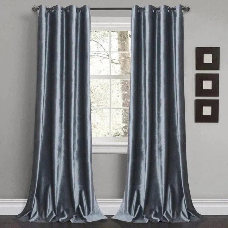 Paire de rideaux élégants gris foncé décorant une fenêtre dans une pièce moderne. Ces rideaux opaques offrent à la fois intimité et style, parfaits pour un salon ou une chambre à coucher. Accents contemporains et design épuré pour une ambiance chaleureuse et raffinée.