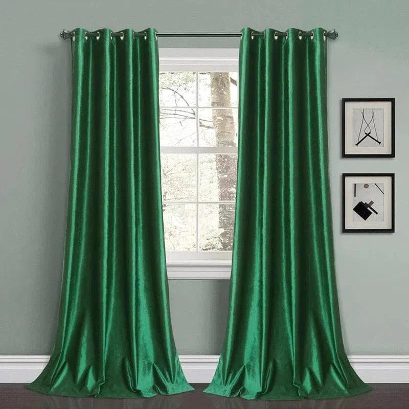 Rideaux verts élégants pour salon moderne, accroche à œillets, ajout de décoration intérieure raffinée pour fenêtres, ambiance cosy avec vue extérieure, design contemporain pour maison chic.
