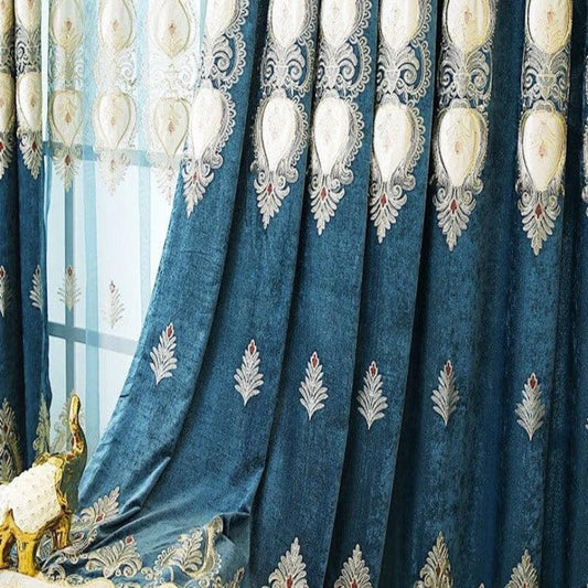 Rideaux élégants bleu foncé avec motifs dorés, parfaits pour ajouter une touche d'élégance et de sophistication à votre salon. Design raffiné idéal pour créer une ambiance chaleureuse et accueillante. Parfaits pour décorer vos fenêtres et transformer l'atmosphère de votre intérieur.