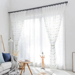 Rideaux transparents élégants pour salon moderne, laissant passer la lumière naturelle. Design minimaliste et raffiné s'adaptant à tout intérieur. Parfait pour une ambiance lumineuse et chaleureuse. Idéal pour des fenêtres de grande taille. Style contemporain rehaussant la décoration intérieure.