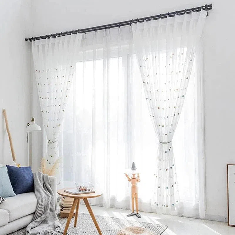 Rideaux transparents élégants pour salon moderne, laissant passer la lumière naturelle. Design minimaliste et raffiné s'adaptant à tout intérieur. Parfait pour une ambiance lumineuse et chaleureuse. Idéal pour des fenêtres de grande taille. Style contemporain rehaussant la décoration intérieure.