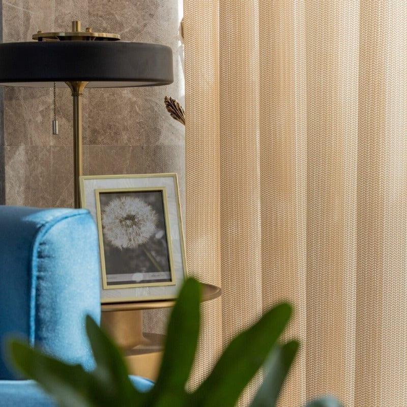 Fauteuil confortable bleu dans un salon moderne avec un lampadaire élégant, un guéridon en métal doré, et des rideaux beige. Un cadre photo avec une fleur de pissenlit est posé sur la table, ajoutant une touche artistique à la décoration intérieure. Ambiance chaleureuse et accueillante idéale pour un espace détente.