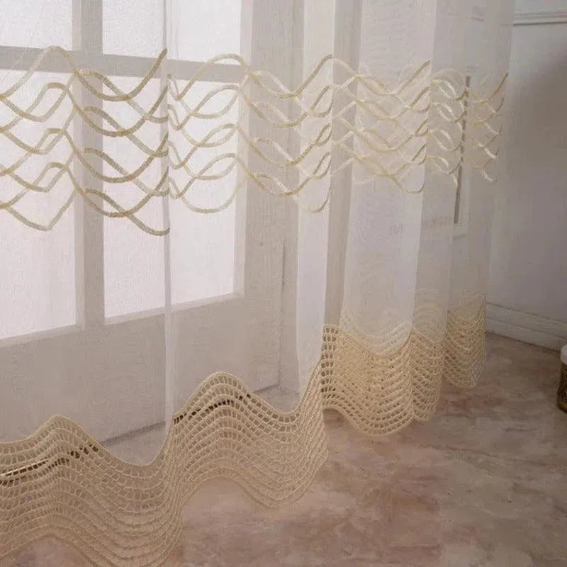 Voilage élégant pour fenêtres, avec motifs ondulés et décoratifs. Ce rideau raffiné ajoute une touche de charme à toute pièce, créant une atmosphère lumineuse et accueillante. Idéal pour le salon ou la chambre, il s'adapte à divers styles de décoration intérieure.