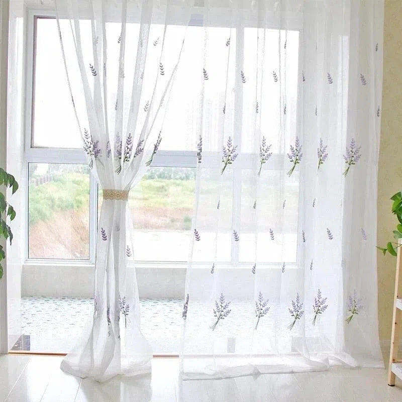 Voilage translucide motif floral lavande pour décoration de fenêtre, apportant une touche élégante et lumineuse à votre intérieur. Idéal pour maintenir l'intimité tout en laissant passer la lumière naturelle. Style romantique et apaisant pour salon, chambre ou bureau. Facile à installer et à entretenir.