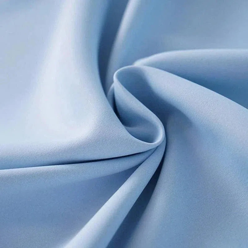 Image d'un tissu bleu élégant, parfait pour la confection de vêtements raffinés. Ce textile aux plis délicats offre un style moderne et élégant pour toutes les occasions. Ajoutez une touche de sophistication à votre garde-robe avec ce superbe tissu bleu.