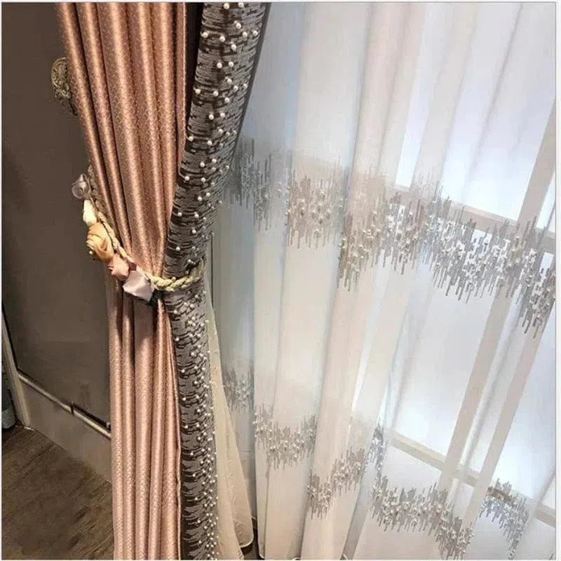 Rideaux élégants avec attaches décoratives et motifs contemporains, parfaits pour embellir votre salon ou chambre. Ces tentures apportent une touche chic tout en permettant une gestion optimale de la lumière. Idéal pour une décoration intérieure moderne.