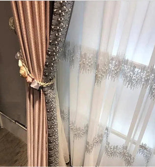Rideaux élégants avec attaches décoratives et motifs contemporains, parfaits pour embellir votre salon ou chambre. Ces tentures apportent une touche chic tout en permettant une gestion optimale de la lumière. Idéal pour une décoration intérieure moderne.