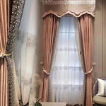 Rideaux élégants de couleur rose pale avec embrasses décoratives, idéaux pour embellir un salon moderne. Ces rideaux apportent une touche de raffinement et s'harmonisent parfaitement avec une décoration intérieure chic. Parfaits pour filtrer la lumière tout en préservant l'intimité, ces rideaux sont un choix idéal pour une ambiance chaleureuse et accueillante.