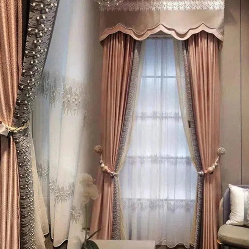 Rideaux élégants de couleur rose pale avec embrasses décoratives, idéaux pour embellir un salon moderne. Ces rideaux apportent une touche de raffinement et s'harmonisent parfaitement avec une décoration intérieure chic. Parfaits pour filtrer la lumière tout en préservant l'intimité, ces rideaux sont un choix idéal pour une ambiance chaleureuse et accueillante.