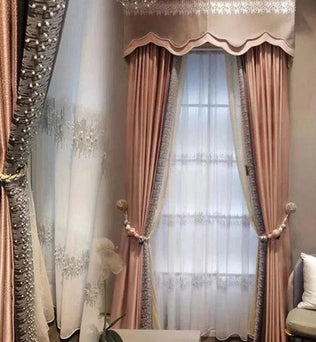 Rideaux élégants de couleur rose pale avec embrasses décoratives, idéaux pour embellir un salon moderne. Ces rideaux apportent une touche de raffinement et s'harmonisent parfaitement avec une décoration intérieure chic. Parfaits pour filtrer la lumière tout en préservant l'intimité, ces rideaux sont un choix idéal pour une ambiance chaleureuse et accueillante.