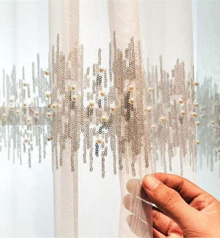Voilage élégant avec motif brodé et détails raffinés. Design moderne et esthétique idéale pour salon, chambre ou bureau. Transforme la lumière naturelle pour une ambiance chaleureuse et accueillante. Accessoire décoratif qui sublime votre intérieur. Parfait pour personnaliser votre décoration tout en apportant une touche de sophistication.