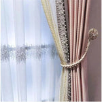 Rideau élégant rose avec attache décorative, idéal pour embellir votre intérieur. Ce rideau offre une touche raffinée et se marie parfaitement avec des décorations modernes ou classiques. Parfait pour un salon ou une chambre, il assure une ambiance chaleureuse et intime tout en ajoutant une touche de sophistication à votre décor.